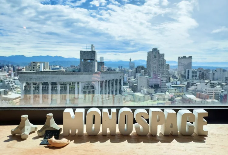 Monospace 窗邊工作桌，綠色植栽與台中城市景觀